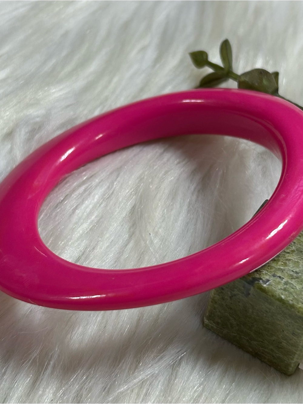 Vintage Hot Pink Resin acrylic Bangle Bracelet - Picture 3 of 8